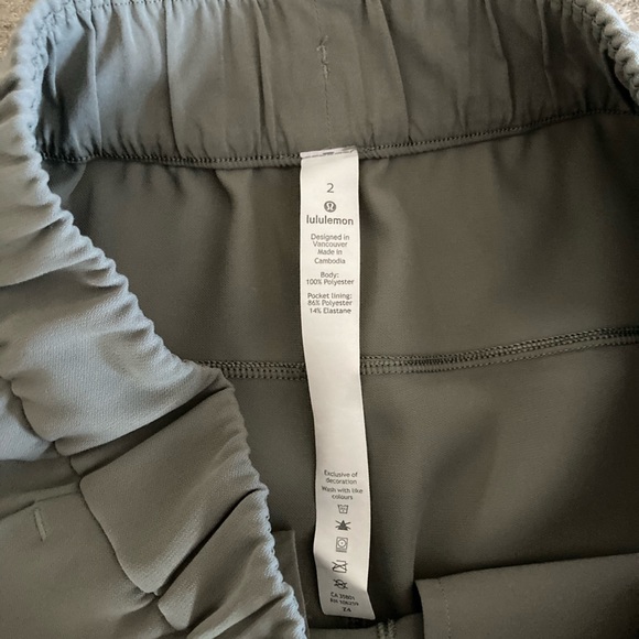Lululemon On The Fly 7/8 - Size 2 Woven - Picture 6 of 6